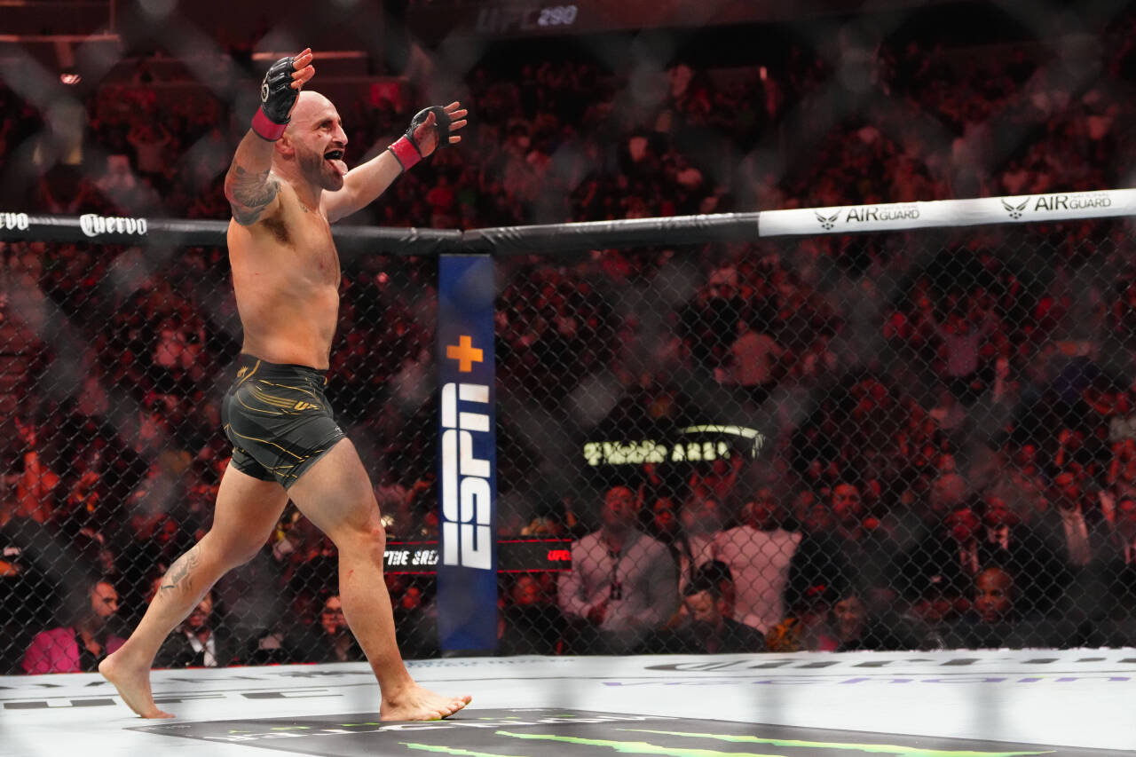 Alexander Volkanovski (red gloves) reacts after defeating Yair Rodriguez (blue gloves) during UFC 290 at T-Mobile Arena.