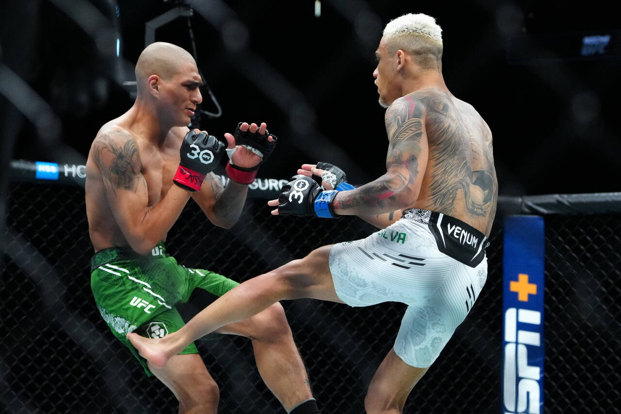 MMA: UFC Fight Night - Las Vegas-Chairez vs Lacerda Sep 16, 2023; Las Vegas, Nevada, USA; Edgar Chairez (red gloves) fights Daniel Lacerda (blue gl...