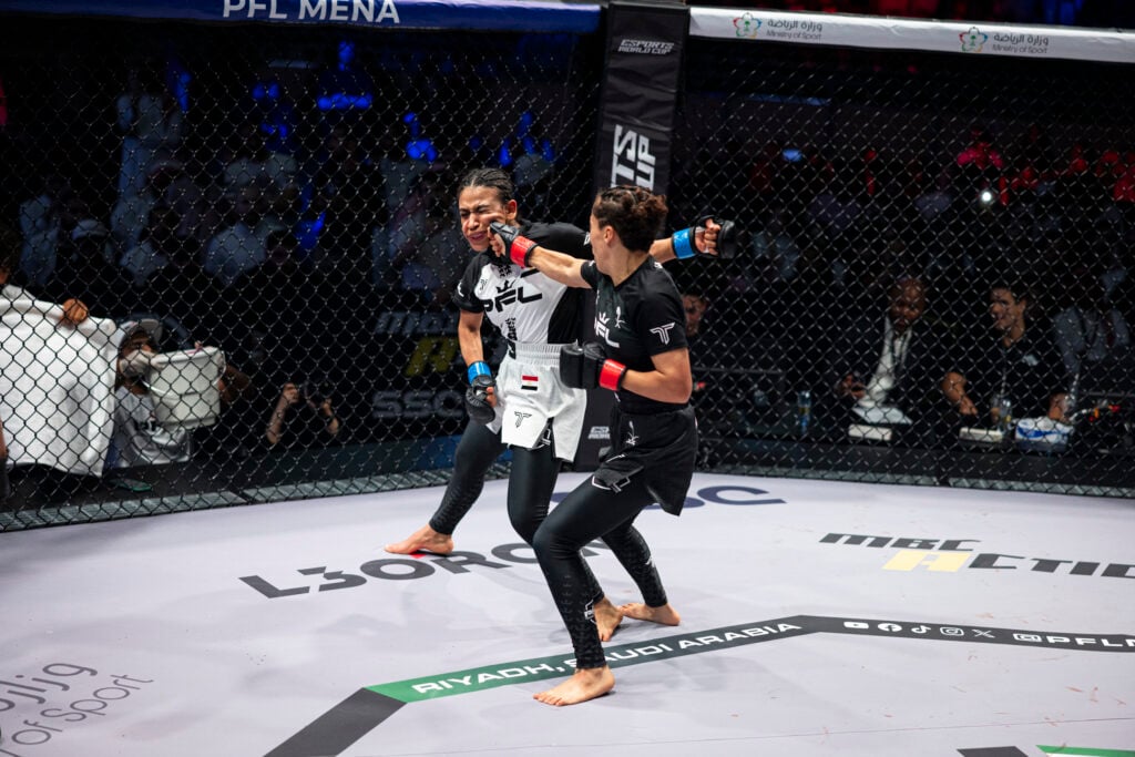 Hattan Alsaif punching Eman Baraka during PFL MENA 2