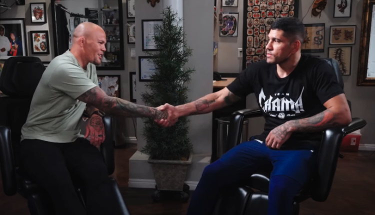 Anthony Smith shakes hands with Alex Pereira