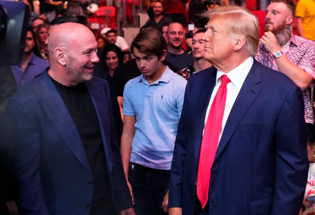 Dana White (l) speaking with Donald Trump (r)
