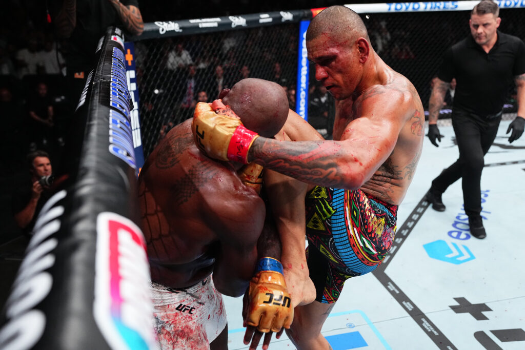 Alex Pereira knees Khalil Rountree Jr at UFC 307
