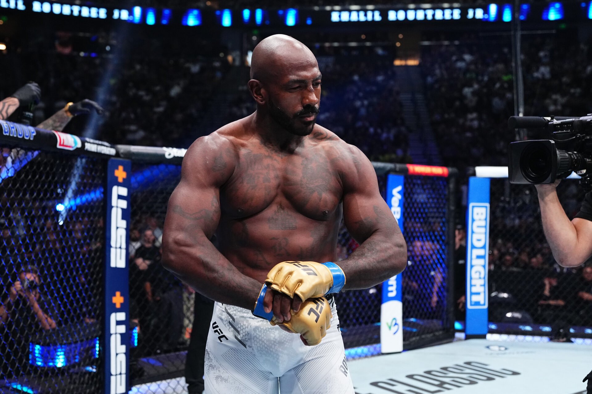 Image of Khalil Rountree Jr. preparing to fight Alex Pereira at UFC 307