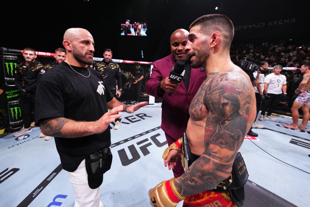 Image of Alexander Volkanovski and Ilia Topuria in the Octagon at UFC 308