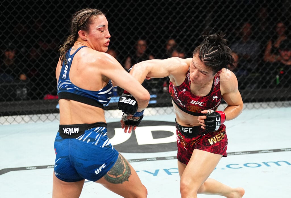 Zhang Weili punches Tatiana Suarez