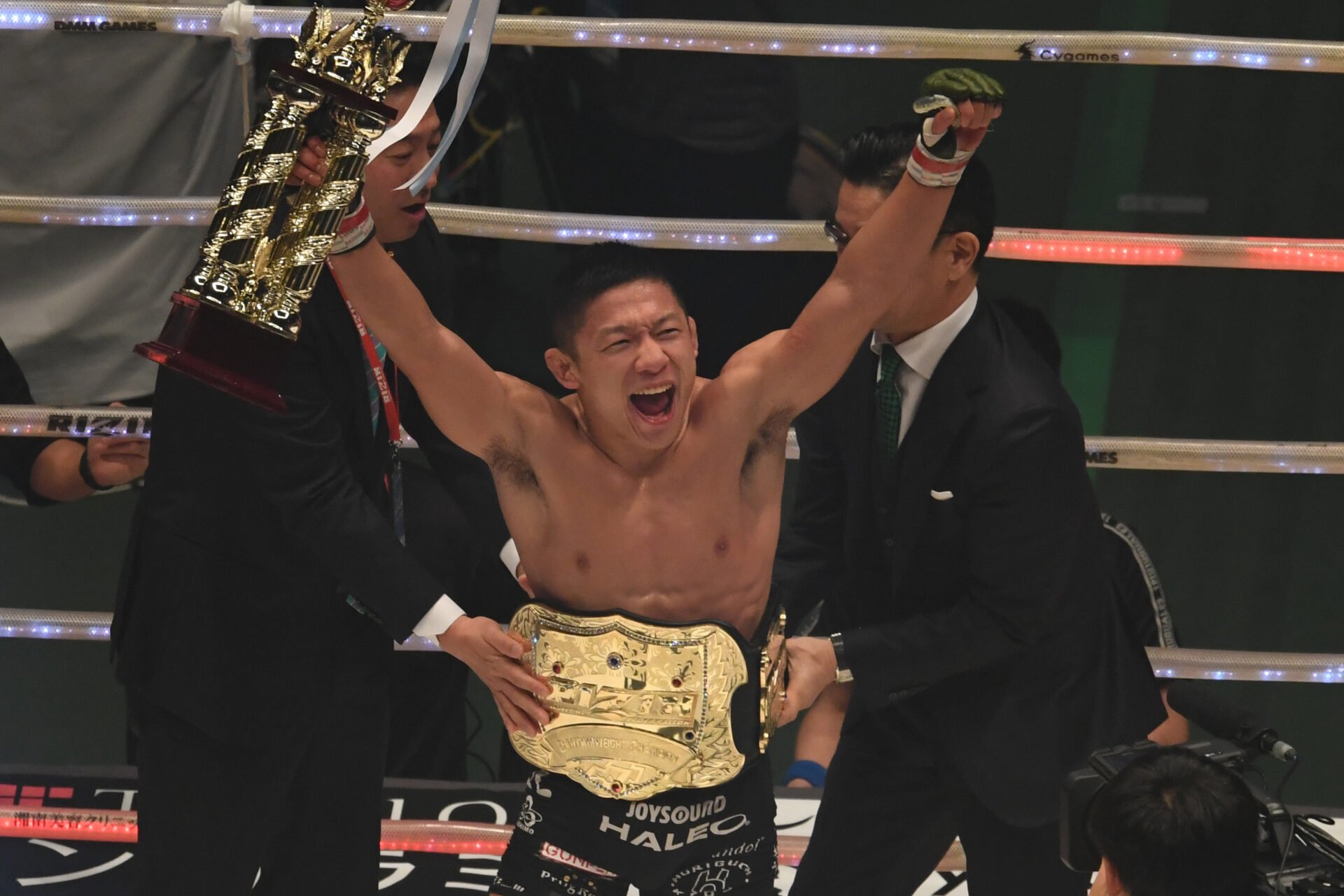 Image of Kyoji Horiguchi celebrating title win