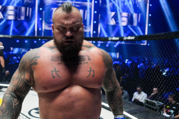 Image of Eddie Hall in the cage preparing for his fight with Mariusz Pudzianowski at KSW 105