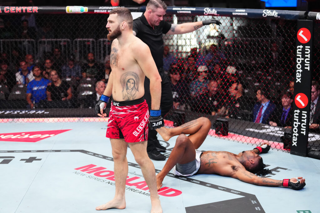 UFC 314: Dumas v Oleksiejczuk