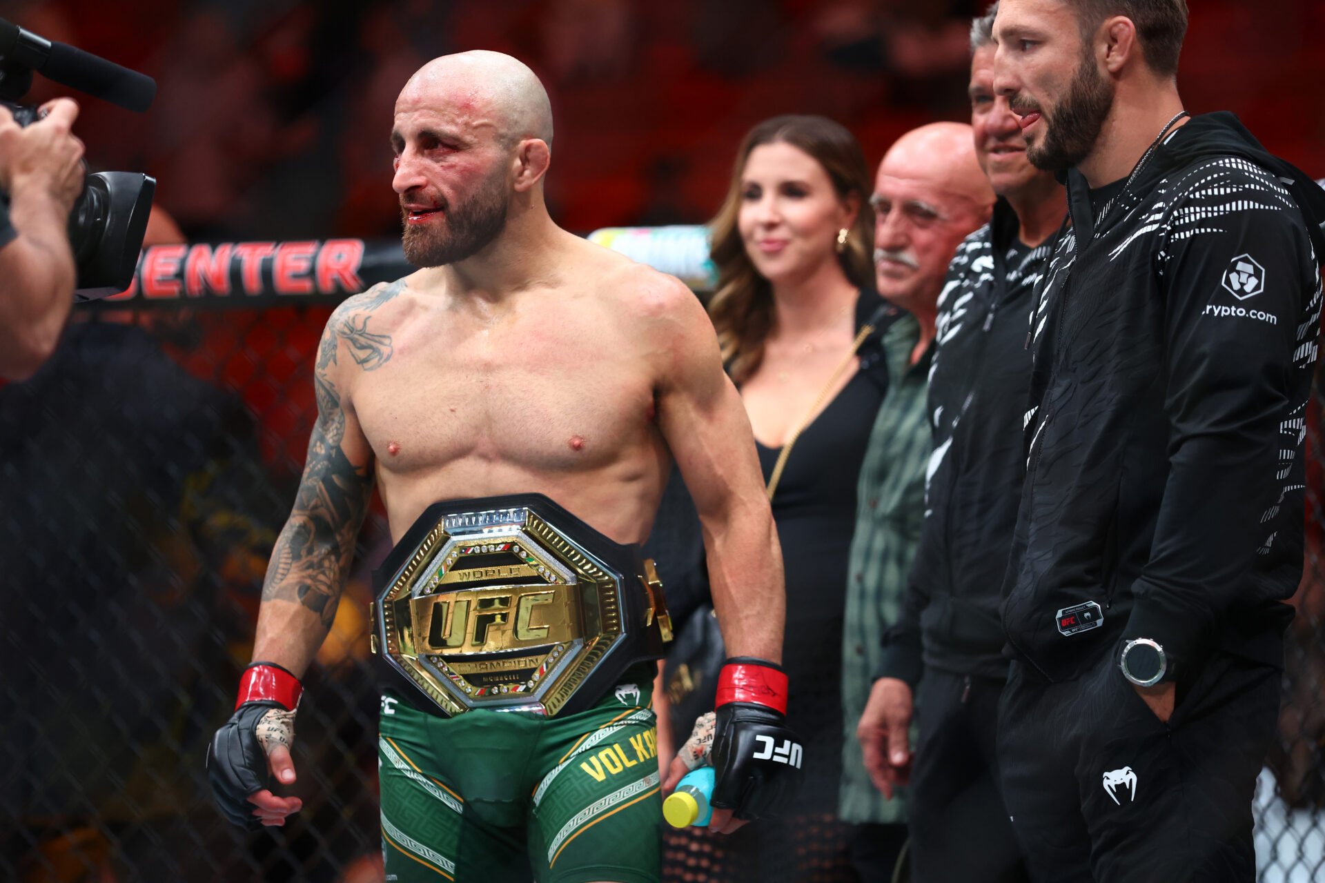 Alexander Volkanovski with his UFC belt