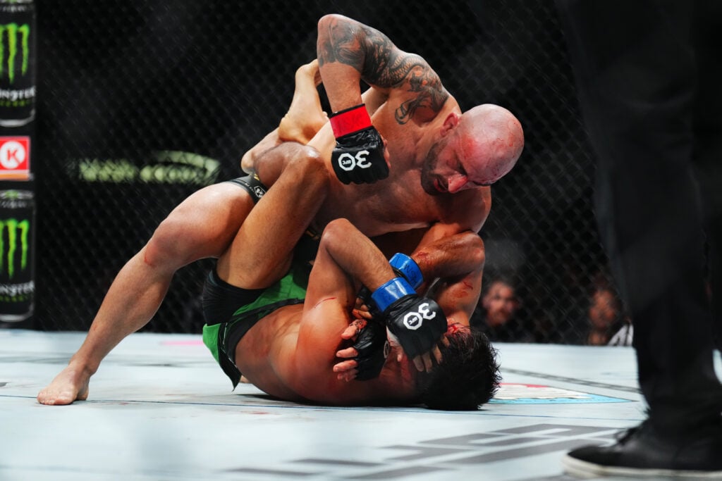Alexander Volkanovski punches Yair Rodriguez at UFC 290.