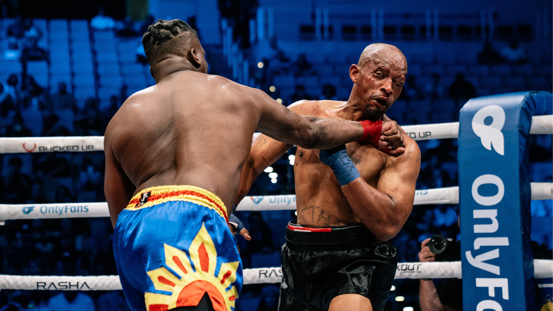 Image of Roderick Stewart punching James Gray at BKFC Texas