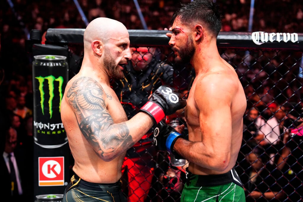 Image of Alexander Volkanovski talking to Yair Rodriguez at UFC 290