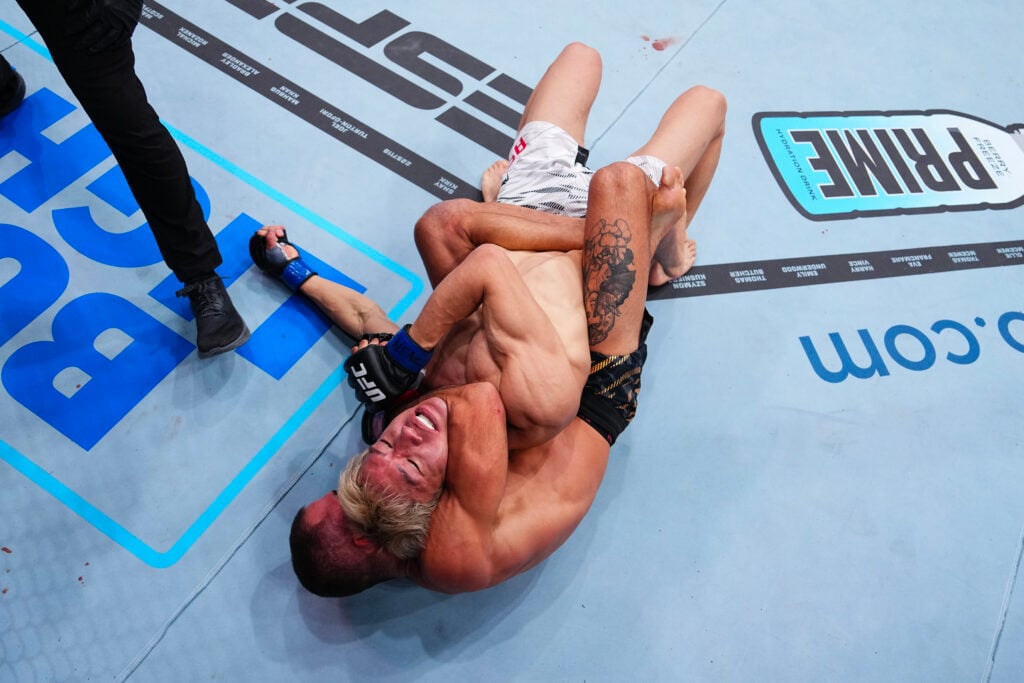 Alexandre Pantoja submits Kai Asakura in their title fight at UFC 310