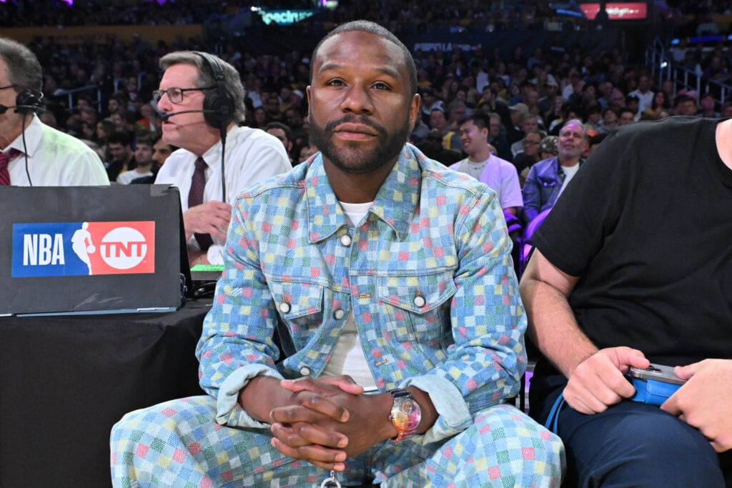 Floyd Mayweather at basketball game between the LA Lakers and the Minnesota Timberwolves