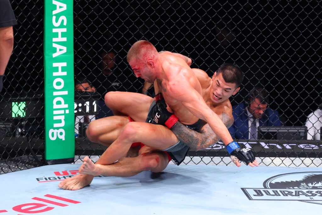 Seokhyeon Ko takes Oban Elliott down at UFC Baku