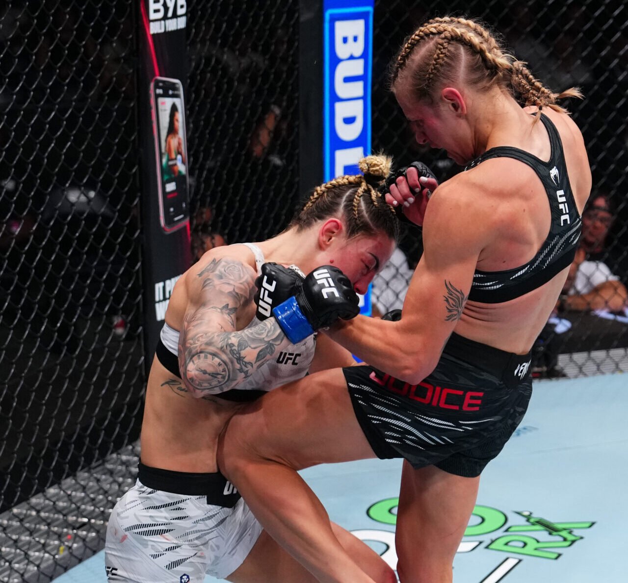 Carli Judice knees Nicolle Caliari at UFC 318