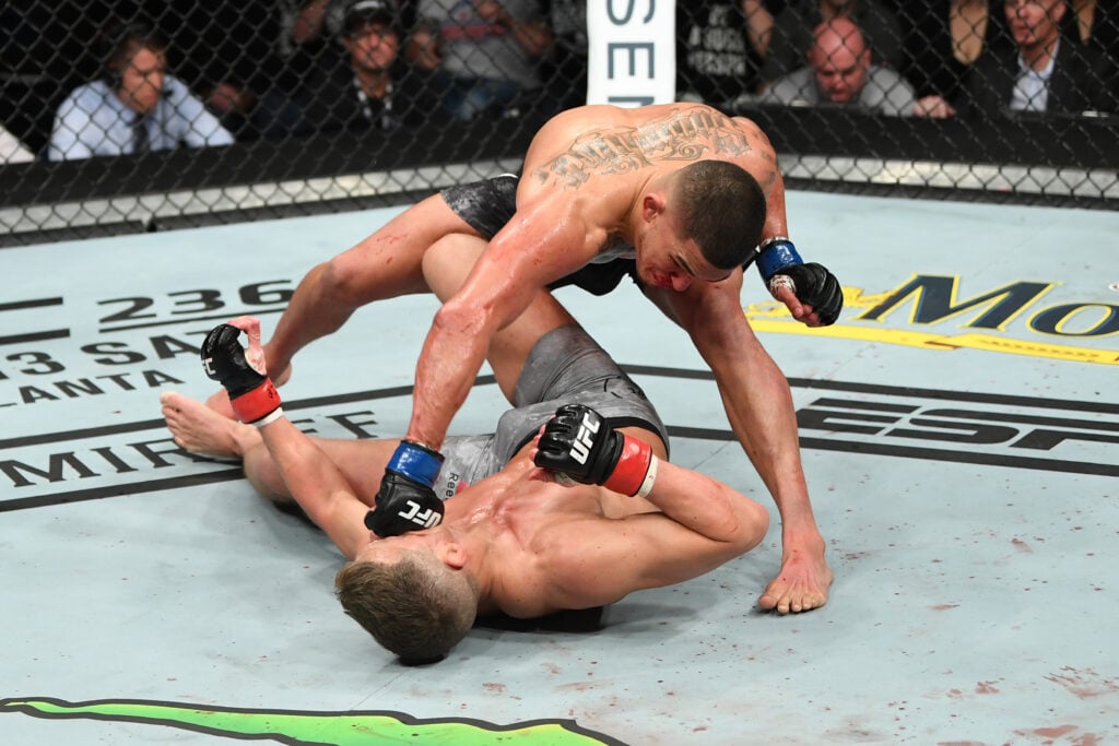 Anthony Pettis punches Stephen Thompson to the UFC Octagon