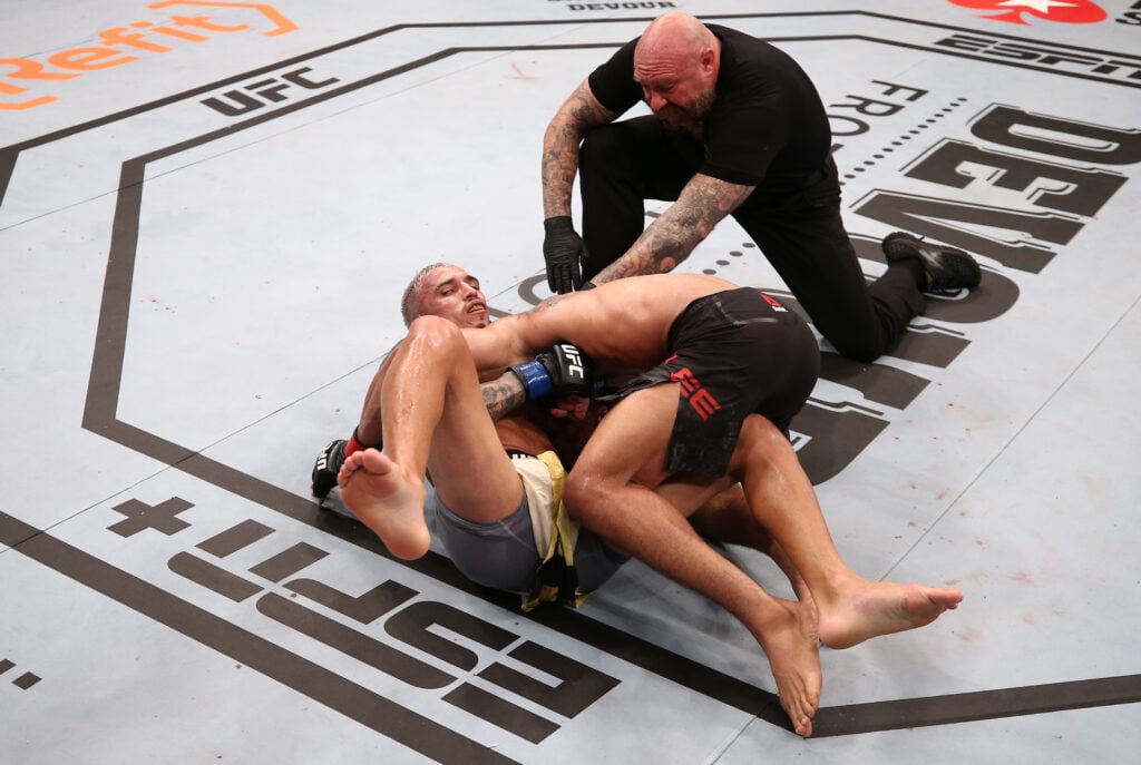Charles Oliveira submits Kevin Lee at UFC Brasilia