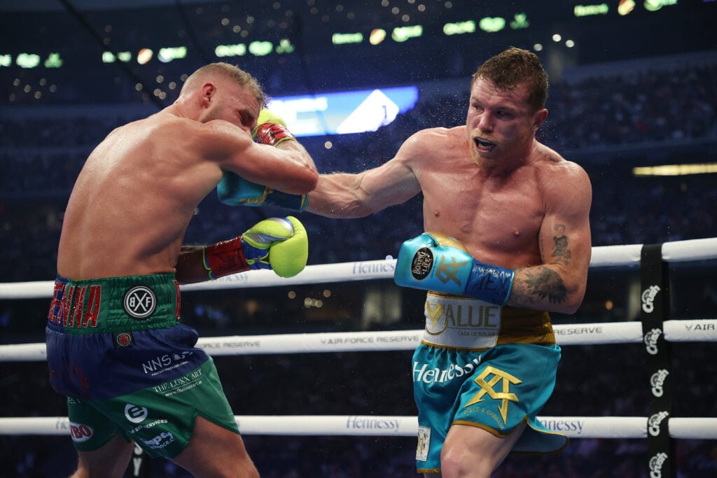 Canelo Alvarez punches Billy Joe Saunders at AT&T Stadium