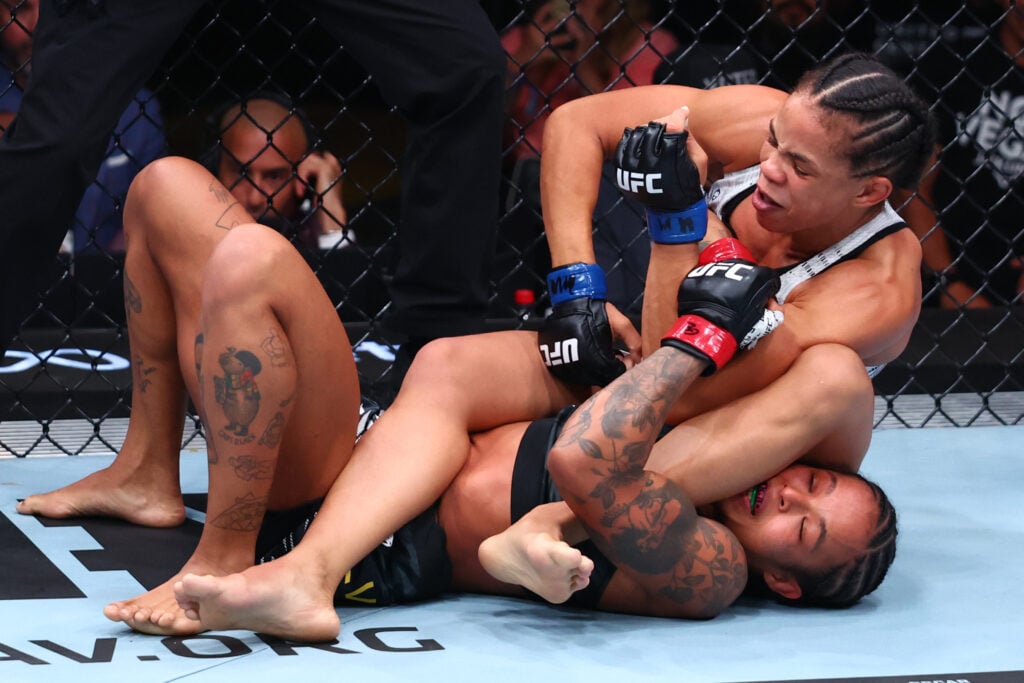 Dione Barbosa attempts to submit Karine Silva at UFC 319