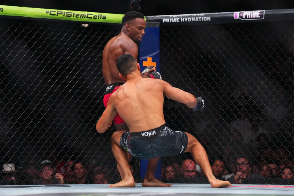 Lerone Murphy lands spinning elbow KO over Aaron Pico at UFC 319