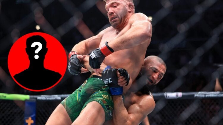 Khamzat Chimaev picking up Dricus du Plessis at UFC 319