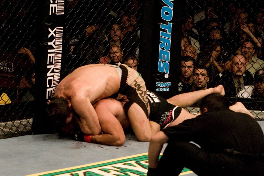 Forrest Griffin chokes Mauricio 'Shogun' Rua at UFC 76