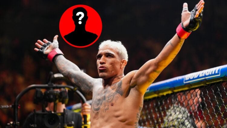Чарльз Оливейра поднимает руки за пределами октагона на UFC 309