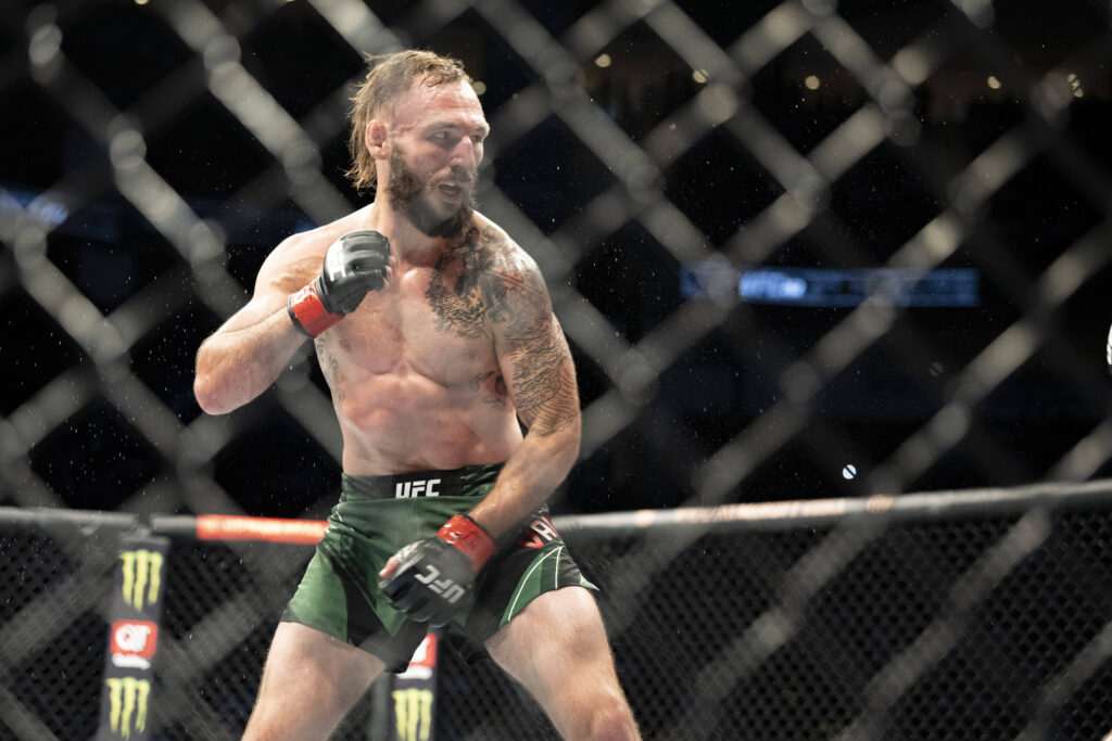 Lando Vannata fighting Mike Grundy at UFC 262