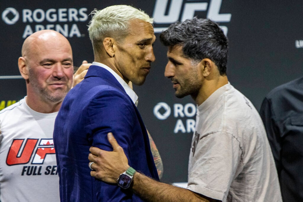 June 8, 2023: VANCOUVER, CA - JUNE 08: (L-R) Charles Oliveira and Beneil Dariush talk to each other after the UFC 289 press conference, PK, Pressekonferenz at Rogers Arena on June 08,2023, in Vancouver, British Columbia, Canada - ZUMAp175 20230608_zsa_p175_047 Copyright: xTomazxJrx