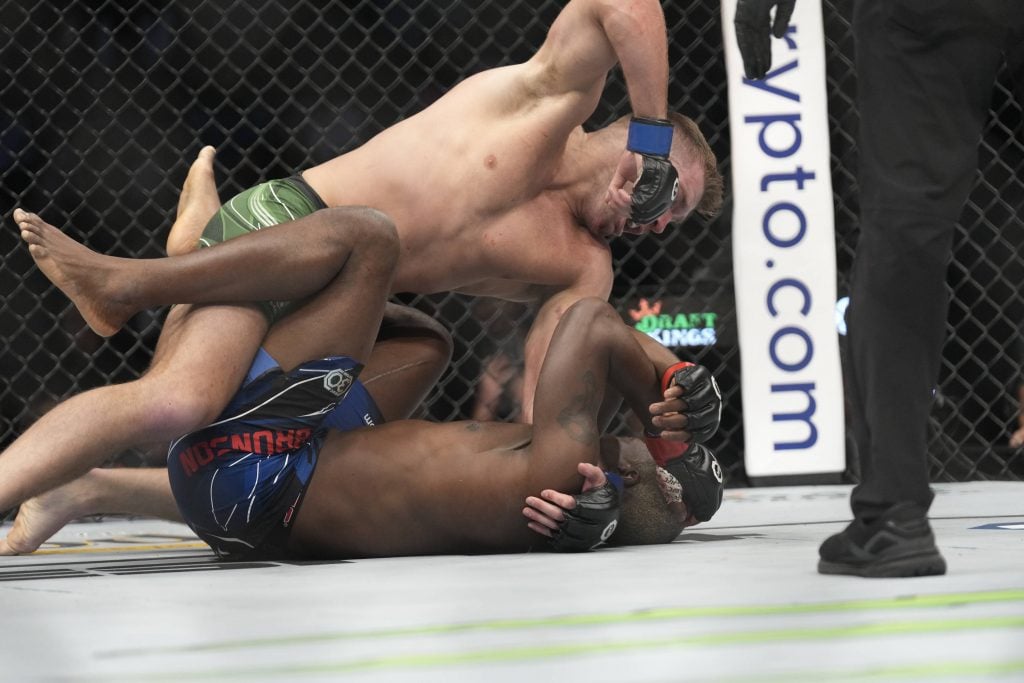 March 4, 2023, Las Vegas, NV, LAS VEGAS, NV, USA: LAS VEGAS, NV - MARCH 4: Derek Brunson (top) punches Dricus Du Plessis in their Lightweight fight during the UFC 285 event at T-Mobile Arena on March 4, 2023 in Las Vegas, NV, USA. Las Vegas, NV USA - ZUMAp175 20230304_zsa_p175_167 Copyright: xLouisxGrassex