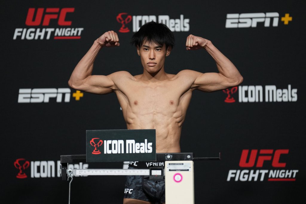 UFC Apex LAS VEGAS, NV - April 29: Tatsuro Taira steps on the scale for the official weigh-in at the UFC Apex for UFC Fight Night - Font vs Vera on April 29, 2022 in LAS VEGAS, United States. (Photo by Louis Grasse SPP-PX) Louis Grasse UFC Vegas 53: Font v Vera: Weigh-in PUBLICATIONxNOTxINxBRAxMEX