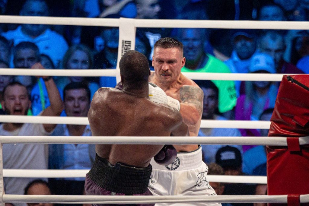 Oleksandr Usyk catches Dubois off-guard in their championship fight.