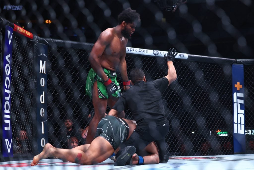 MMA: UFC 288 - Nzechukwu vs Clark May 6, 2023; Newark, New Jersey, USA; Kennedy Nzechukwu (red gloves) fights Devin Clark (blue gloves) during UFC 288 at Prudential Center. Newark Prudential Center New Jersey USA, EDITORIAL USE ONLY PUBLICATIONxINxGERxSUIxAUTxONLY Copyright: xEdxMulhollandx 20230506_szo_se8_0086