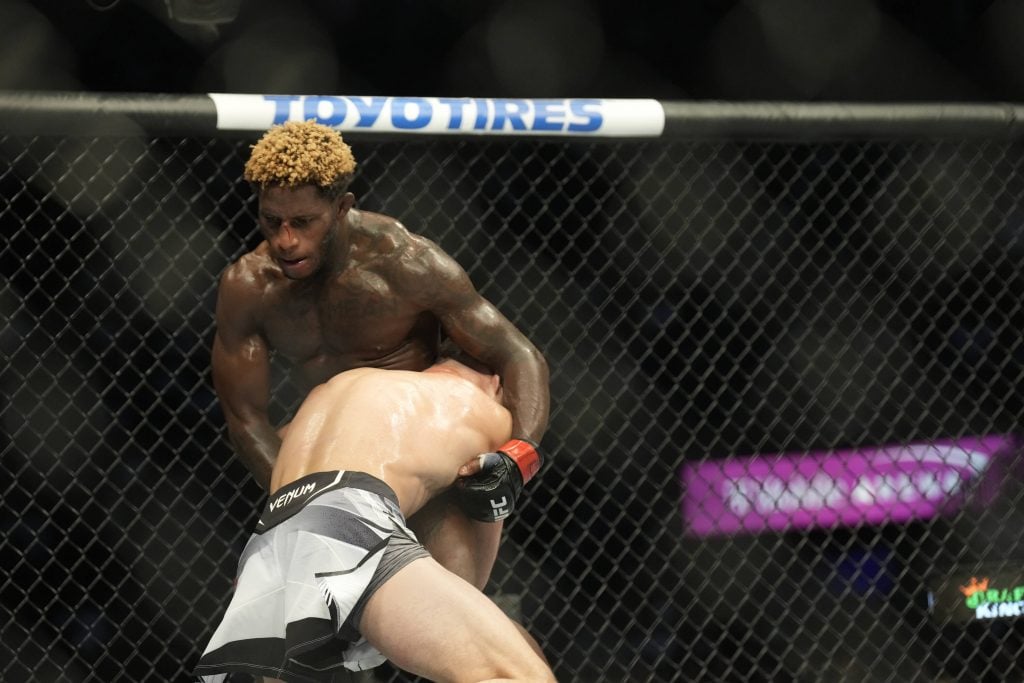 September 10, 2022, Las Vegas, NV, LAS VEGAS, NV, United States: LAS VEGAS, NV - September 10: Hakeem Dawodu and Julian Erosameet in the octagon for a 3-round bout at T-Mobile Arena for UFC 279 event on September 10, 2022 in Las Vegas, NV, United States. Las Vegas, NV United States - ZUMAp175 20220910_zsa_p175_175 Copyright: xLouisxGrassex