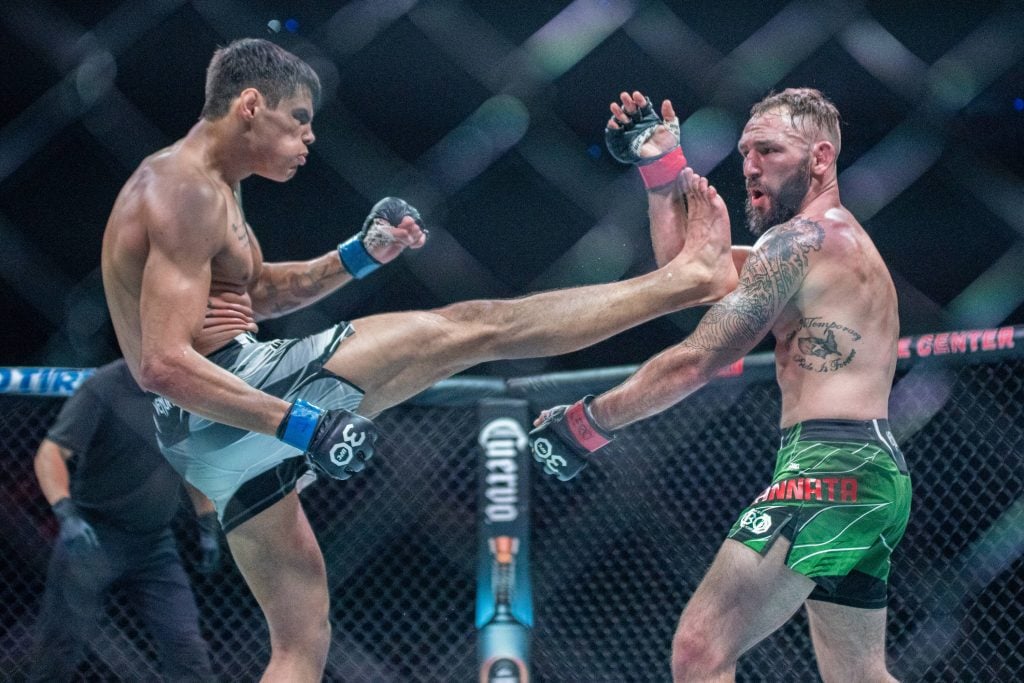 April 15, 2023, Kansas City, MO, Missouri, USA: KANSAS Kansas City, MO, MISSOURI - APRIL 15: (L-R) Daniel Zellhuber kicks Lando Vannata in a lightweight bout during UFC Fight Night Kansas City - Holloway vs Allen at T-Mobile Center on April 15th, 2023 in Kansas City, Missouri, United States. Kansas City, MO USA - ZUMAp175 20230415_zsa_p175_026 Copyright: xMattxDaviesx