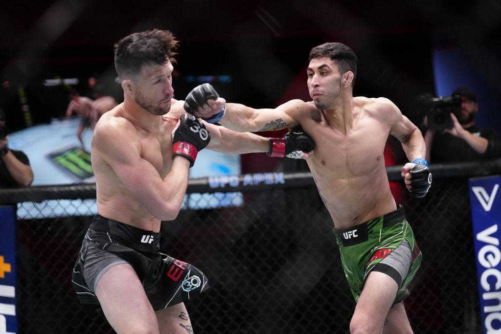 April 29, 2023, Las Vegas, NV, LAS VEGAS, NV, United States: LAS VEGAS, NV - April 29: (R-L) Fernando Padilla punches Julian Erosa fight in a Featherweight bout at UFC Apex for UFC Fight Night - Song v Simon on April 29, 2023 in Las Vegas, NV, United States. Las Vegas, NV United States - ZUMAp175 20230429_zsa_p175_067 Copyright: xLouisxGrassex