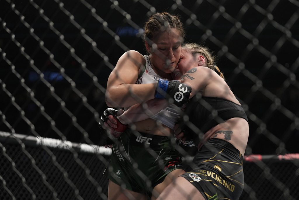 March 4, 2023, Las Vegas, NV, LAS VEGAS, NV, USA: LAS VEGAS, NV - MARCH 4: (R-L) Valentina Shevchenko controls the body of Alexa Grasso in their Women s Flyweight fight during the UFC 285 event at T-Mobile Arena on March 4, 2023 in Las Vegas, NV, USA. Las Vegas, NV USA - ZUMAp175 20230304_zsa_p175_254 Copyright: xLouisxGrassex
