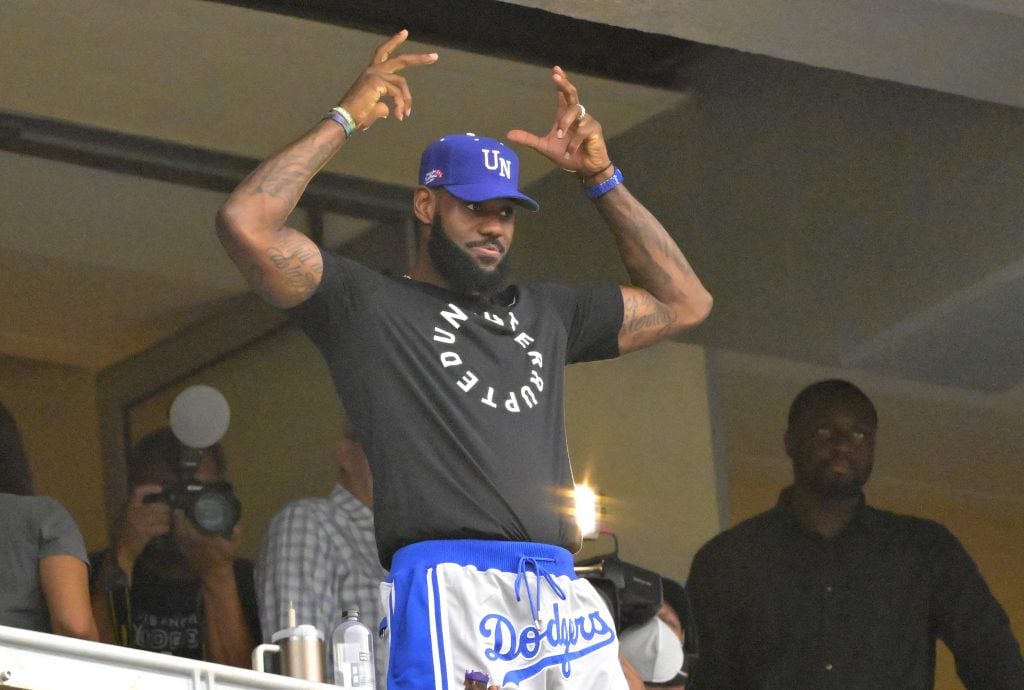 MLB, Baseball Herren, USA Game Two-Miami Marlins at Los Angeles Dodgers Aug 19, 2023; Los Angeles, California, USA; The Los Angeles Lakers LeBron James (23) acknowledges the crowd as he attends the game between the Los Angeles Dodgers and the Miami Marlins on his bobblehead night at Dodger Stadium. Los Angeles Dodger Stadium California USA, EDITORIAL USE ONLY PUBLICATIONxINxGERxSUIxAUTxONLY Copyright: xJaynexKamin-Onceax 20230819_tbs_aj4_254