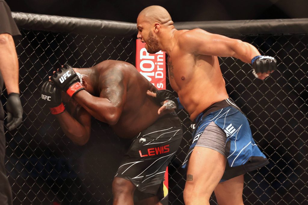 MMA: UFC 265-Lewis vs Gane, Aug 7, 2021; Houston, Texas, USA; Derrick Lewis (red gloves) fights Ciryl Gane (blue gloves) during UFC 265 at Toyota Center. Mandatory Credit: Troy Taormina-USA TODAY Sports, 07.08.2021 23:44:56, 16533008, NPStrans, Derrick Lewis, Toyota Center, MMA PUBLICATIONxINxGERxSUIxAUTxONLY Copyright: xTroyxTaorminax 16533008