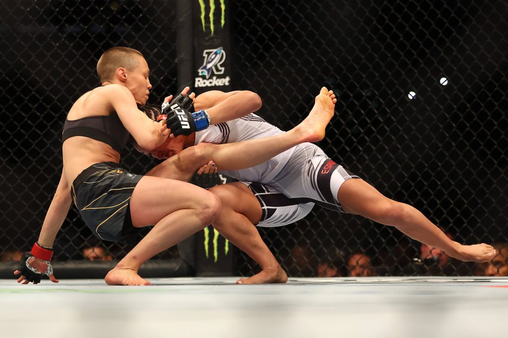 MMA: UFC 274-Namajunas vs Esparza, May 7, 2022; Phoenix, Arizona, USA; Carla Esparza takes down Rose Namajunas during UFC 274 at Footprint Center. Mandatory Credit: Mark J. Rebilas-USA TODAY Sports, 07.05.2022 20:08:44, 18228202, NPStrans, Carla Esparza, Rose Namajunas, MMA, TopPic PUBLICATIONxINxGERxSUIxAUTxONLY Copyright: xMarkxJ.xRebilasx 18228202