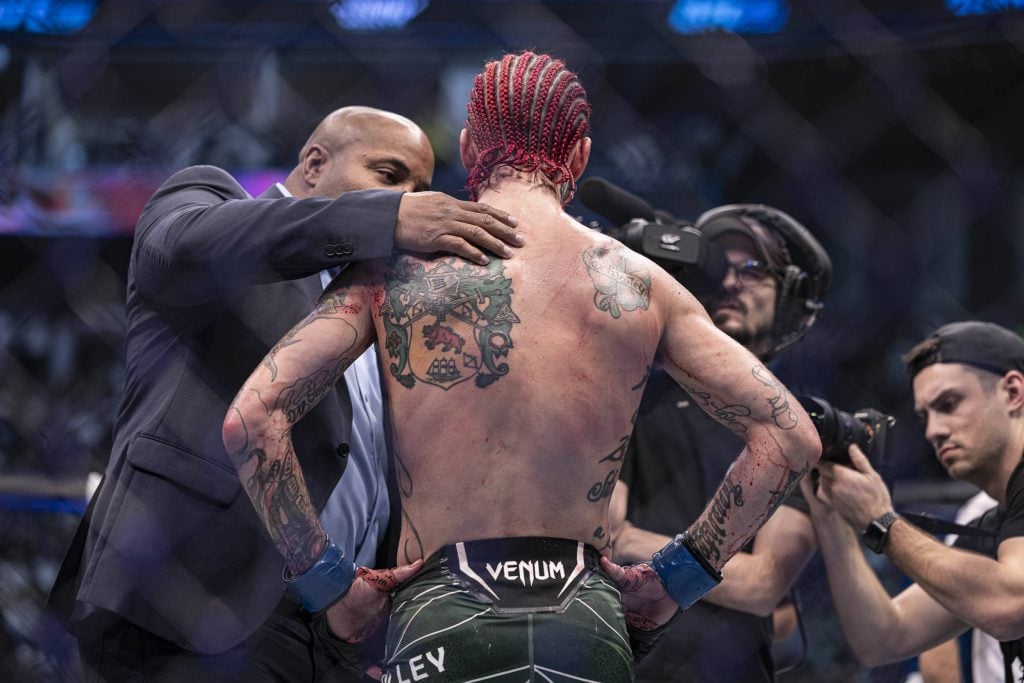 MMA: UFC 280-Yan vs O Malley Oct 22, 2022; Abu Dhabi, UAE; Sean O Malley (blue gloves) defeats Petr Yan (red gloveS) during UFC 280 at Etihad Arena. Abu Dhabi UAE, EDITORIAL USE ONLY PUBLICATIONxINxGERxSUIxAUTxONLY Copyright: xCraigxKidwellx 20221022_jla_ooo_368