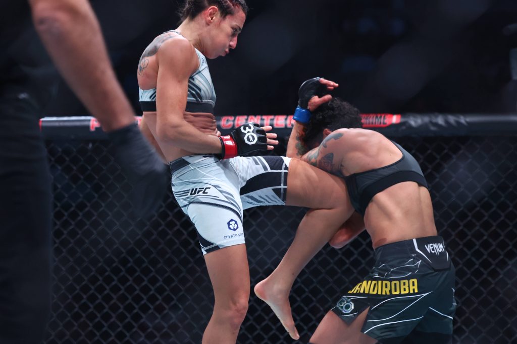 MMA: UFC 288 - Rodriguez vs Jandiroba May 6, 2023; Newark, New Jersey, USA; Marina Rodriguez (red gloves) fights Virna Jandiroba (blue gloves) during UFC 288 at Prudential Center. Newark Prudential Center New Jersey USA, EDITORIAL USE ONLY PUBLICATIONxINxGERxSUIxAUTxONLY Copyright: xEdxMulhollandx 20230506_szo_se8_0049