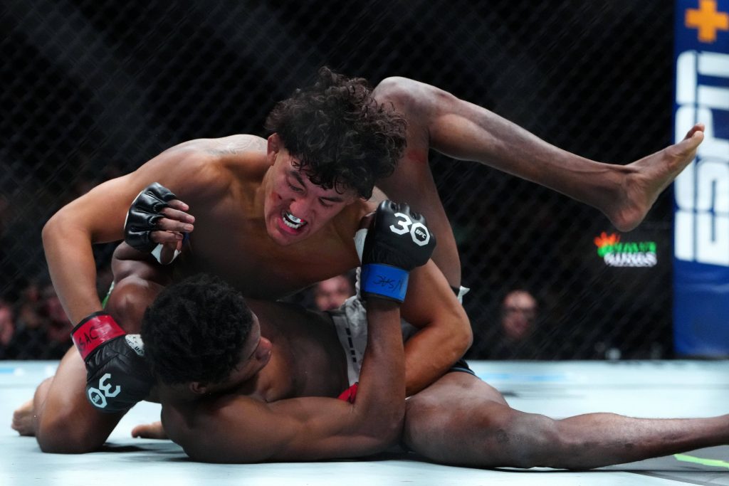 MMA: UFC Fight Night - Las Vegas- Rosas Jr. vs Mitchell Sep 16, 2023; Las Vegas, Nevada, USA; Raul Rosas Jr. (red gloves) fights Terrence Mitchell (blue gloves) during UFC Fight Night at T-Mobile Arena. Las Vegas T-Mobile Arena Nevada USA, EDITORIAL USE ONLY PUBLICATIONxINxGERxSUIxAUTxONLY Copyright: xStephenxR.xSylvaniex 20230916_mcd_cs1_190