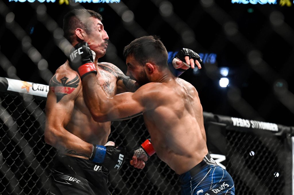 MMA: UFC Fight Night-Saint Denis vs Miranda, Sep 3, 2022; Paris, FRANCE; Benoit Saint-Denis (red gloves) and Gabriel Miranda (blue gloves) during UFC Fight Night at Accor Arena. Mandatory Credit: Per Haljestam-USA TODAY Sports, 03.09.2022 19:33:05, 18978818, UFC Fight Night, MMA PUBLICATIONxINxGERxSUIxAUTxONLY Copyright: xPerxHaljestamx 18978818