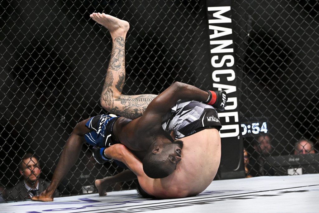 Sport Bilder des Tages William Gomis (Fra Bleu) vs Jarno Errens (Ned Blanc) - Featherweight MMA : Soiree UFC 279 - Paris Accor Hotel Arena - 03 09 2022 JBAutissier Panoramic PUBLICATIONxNOTxINxFRAxITAxBEL