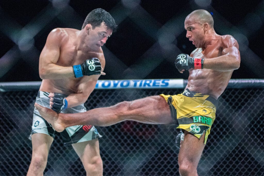 April 15, 2023, Kansas City, MO, Missouri, USA: KANSAS Kansas City, MO, MISSOURI - APRIL 15: (R-L) Edson Barboza kicks Billy Quarantillo in a featherweight bout during UFC Fight Night Kansas City - Holloway vs Allen at T-Mobile Center on April 15th, 2023 in Kansas City, Missouri, United States. Kansas City, MO USA - ZUMAp175 20230415_zsa_p175_136 Copyright: xMattxDaviesx