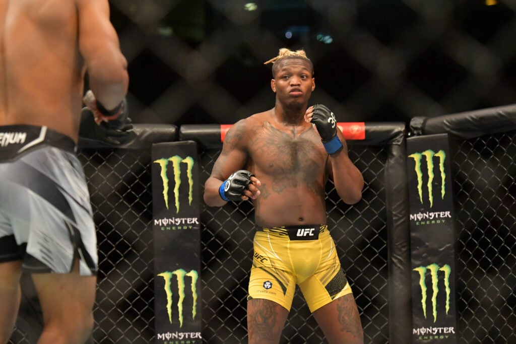 January 21, 2023, Rio de Janeiro, RJ, Rio de Janeiro, RJ, Brazil: RIO DE JANEIRO, RJ - JANUARY 21: Terrance McKinney (blue gloves) battles Ismael Bonfim (red gloves) in their Lightweight fight during the UFC 283 event at Jeunesse Arena on January 21, 2023 in Rio de Janeiro, RJ, Brazil. Rio de Janeiro, RJ Brazil - ZUMAp175 20230121_zsa_p175_097 Copyright: xLeandroxBernardesx