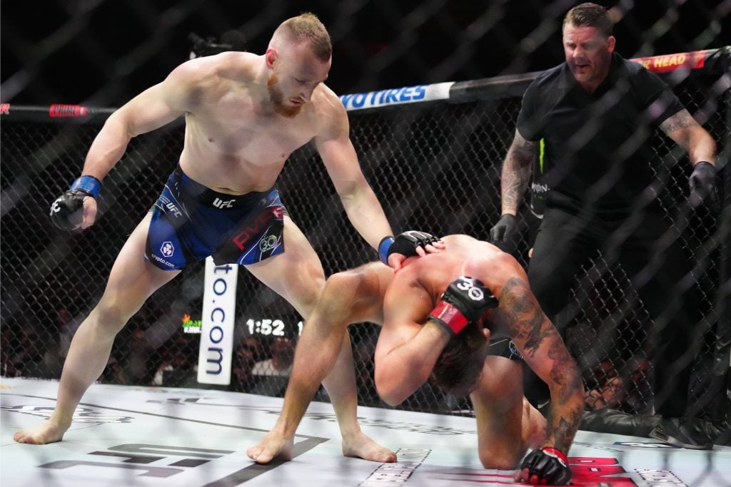 MMA: UFC 287 - Meerschaert vs Pyfer Apr 8, 2023; Miami, Florida, USA; Gerald Meerschaert (red gloves) fights Joe Pyfer (blue gloves) during UFC 287 at Miami-Dade Arena. Miami Miami-Dade Arena Florida USA, EDITORIAL USE ONLY PUBLICATIONxINxGERxSUIxAUTxONLY Copyright: xRichxStorryx 20230408_szo_fw1_0107