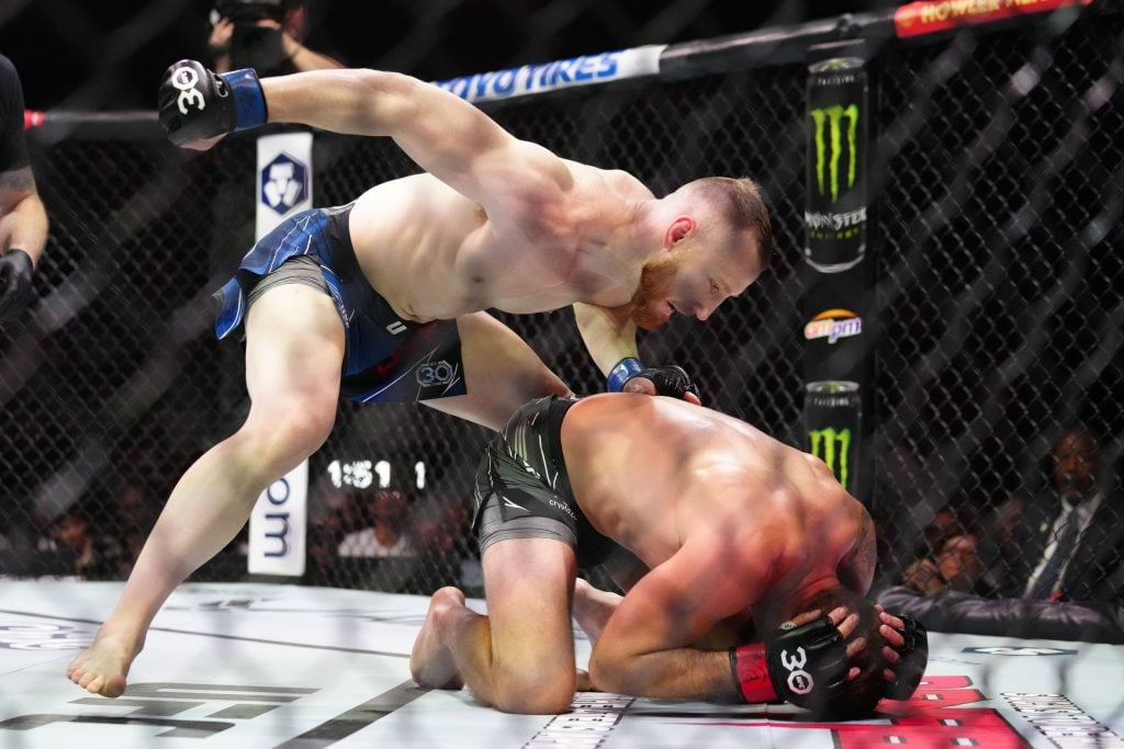 MMA: UFC 287 - Meerschaert vs Pyfer Apr 8, 2023; Miami, Florida, USA; Gerald Meerschaert (red gloves) fights Joe Pyfer (blue gloves) during UFC 287 at Miami-Dade Arena. Miami Miami-Dade Arena Florida USA, EDITORIAL USE ONLY PUBLICATIONxINxGERxSUIxAUTxONLY Copyright: xRichxStorryx 20230408_szo_fw1_0108